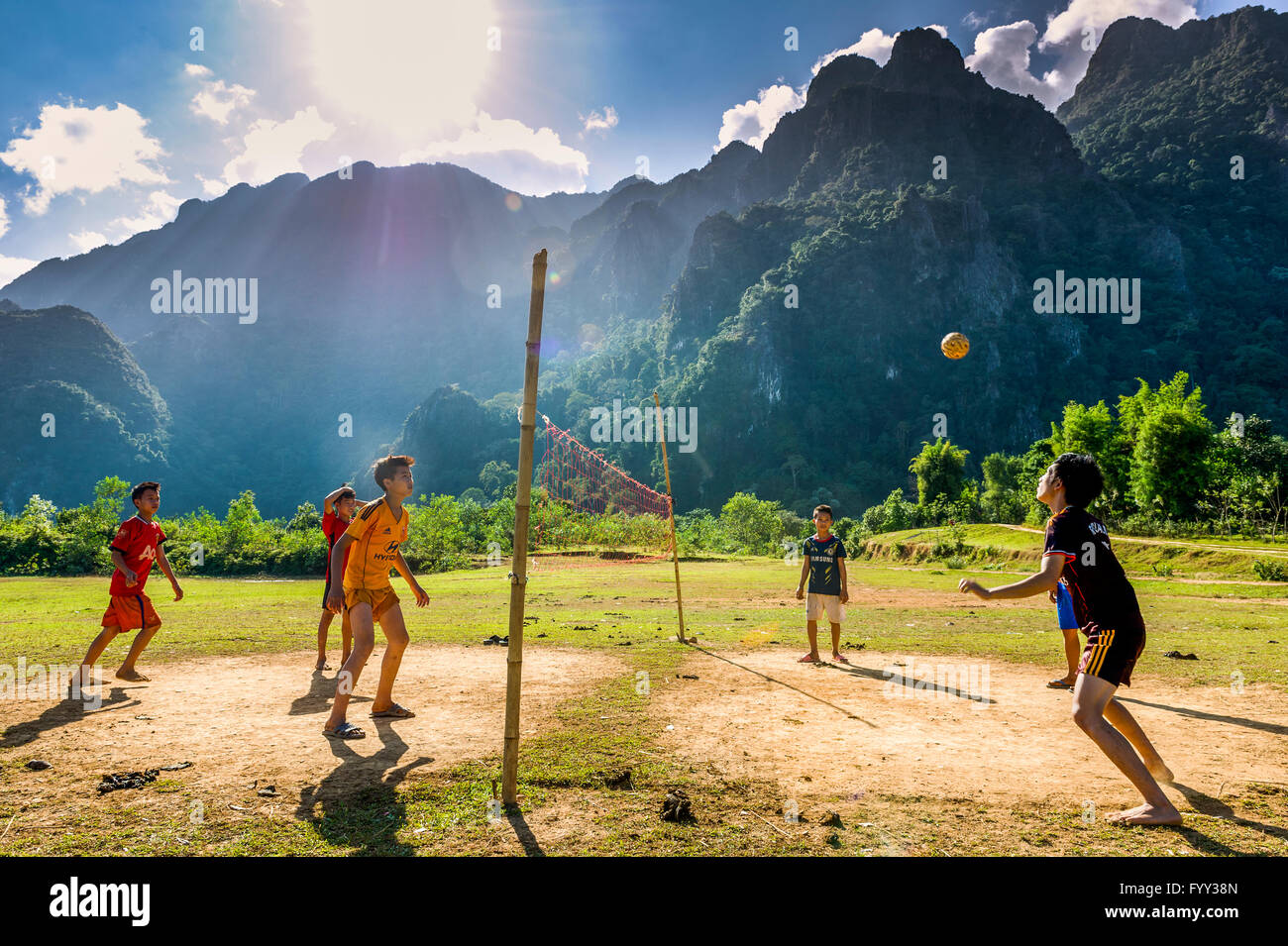L'Asie. L'Asie du Sud-Est. Le Laos. Province de Vang Vieng. Village rural. Jeunes garçons jouent au Sepak Takraw. Banque D'Images