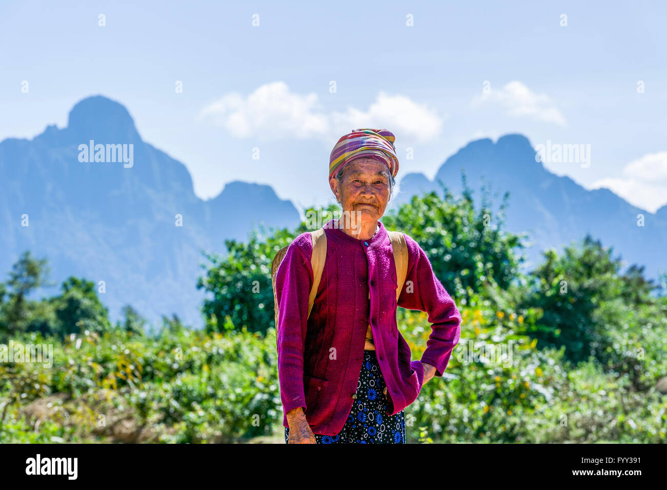L'Asie. L'Asie du Sud-Est. Le Laos. Province de Vang Vieng. Village rural. Portrait d'une vieille femme d'AJO. Banque D'Images