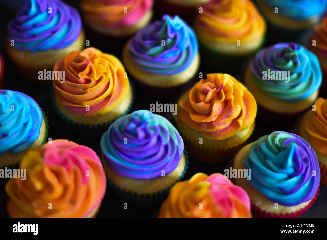 Célébrations Cupcake avec un tourbillon de couleur pour toutes les occasions. Un arrière-plan pour une délicieuse gâterie. Banque D'Images