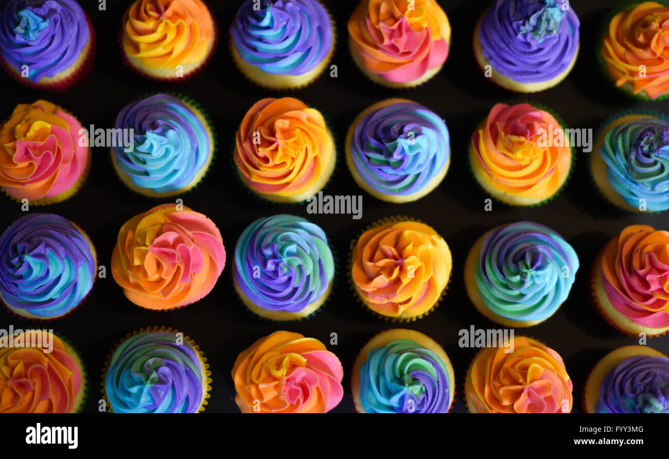 Célébrations Cupcake avec un tourbillon de couleur pour toutes les occasions. Un arrière-plan pour une délicieuse gâterie. Banque D'Images