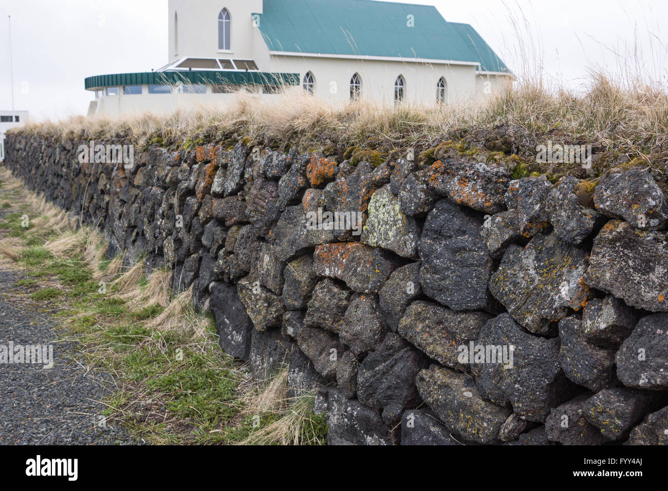 Avec un mur de pierre derrière l'église, de l'Islande Banque D'Images