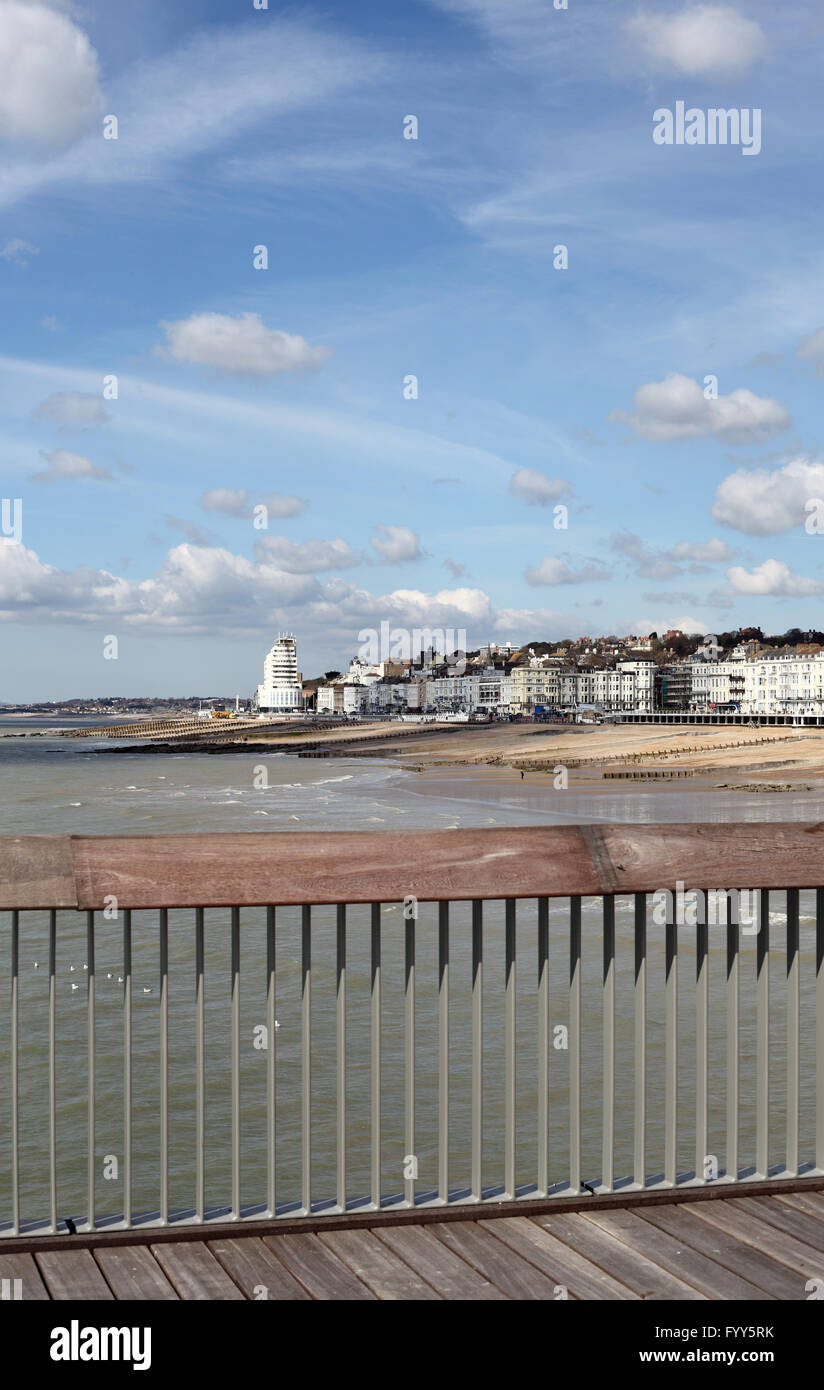 St Leonards on Sea et l'Art Déco Marine Court vu de Hastings pier, Hastings, East Sussex, UK Banque D'Images