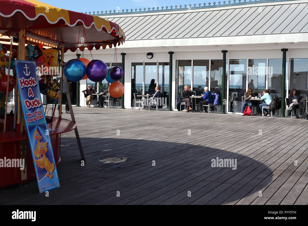 Le Restaurant Pavillon et le Bar est situé dans le bâtiment original pavillon ouest sur la jetée de Hastings, East Sussex, UK Banque D'Images