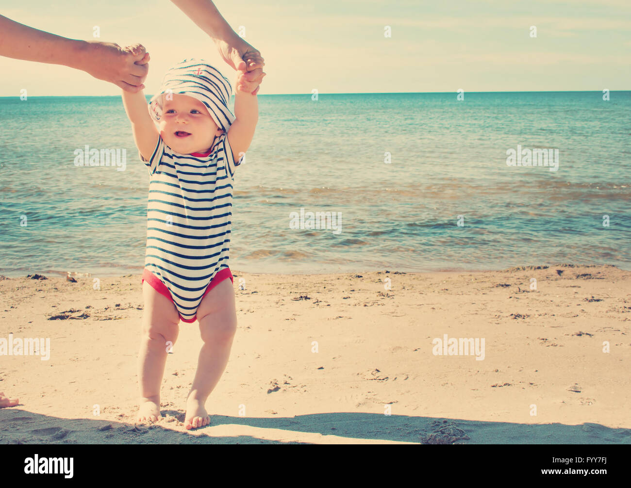 Petit bébé garçon marchant sur la plage en été 24 Banque D'Images