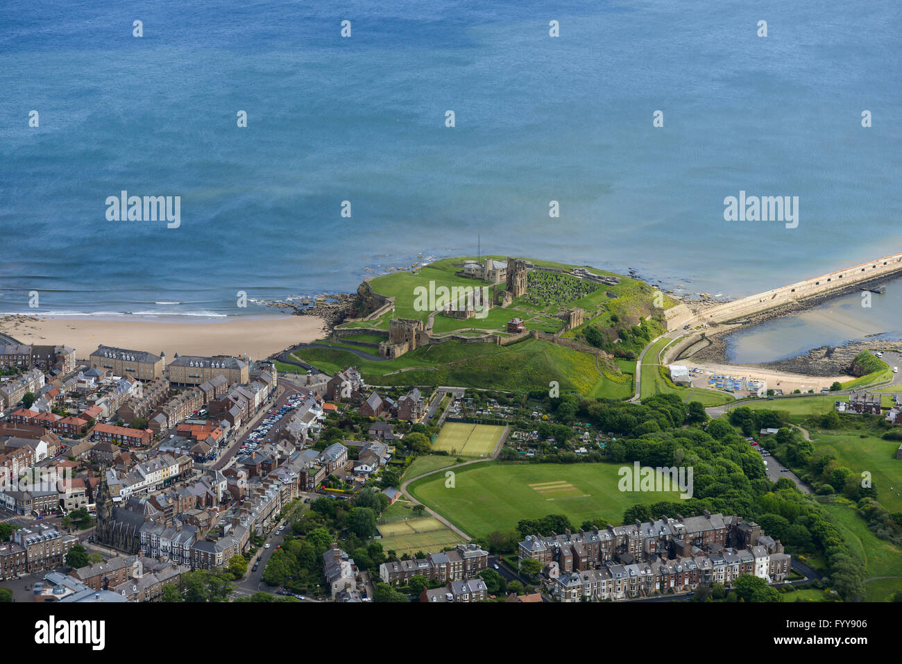 Une vue aérienne de Tynemouth Castle et Prieuré Banque D'Images