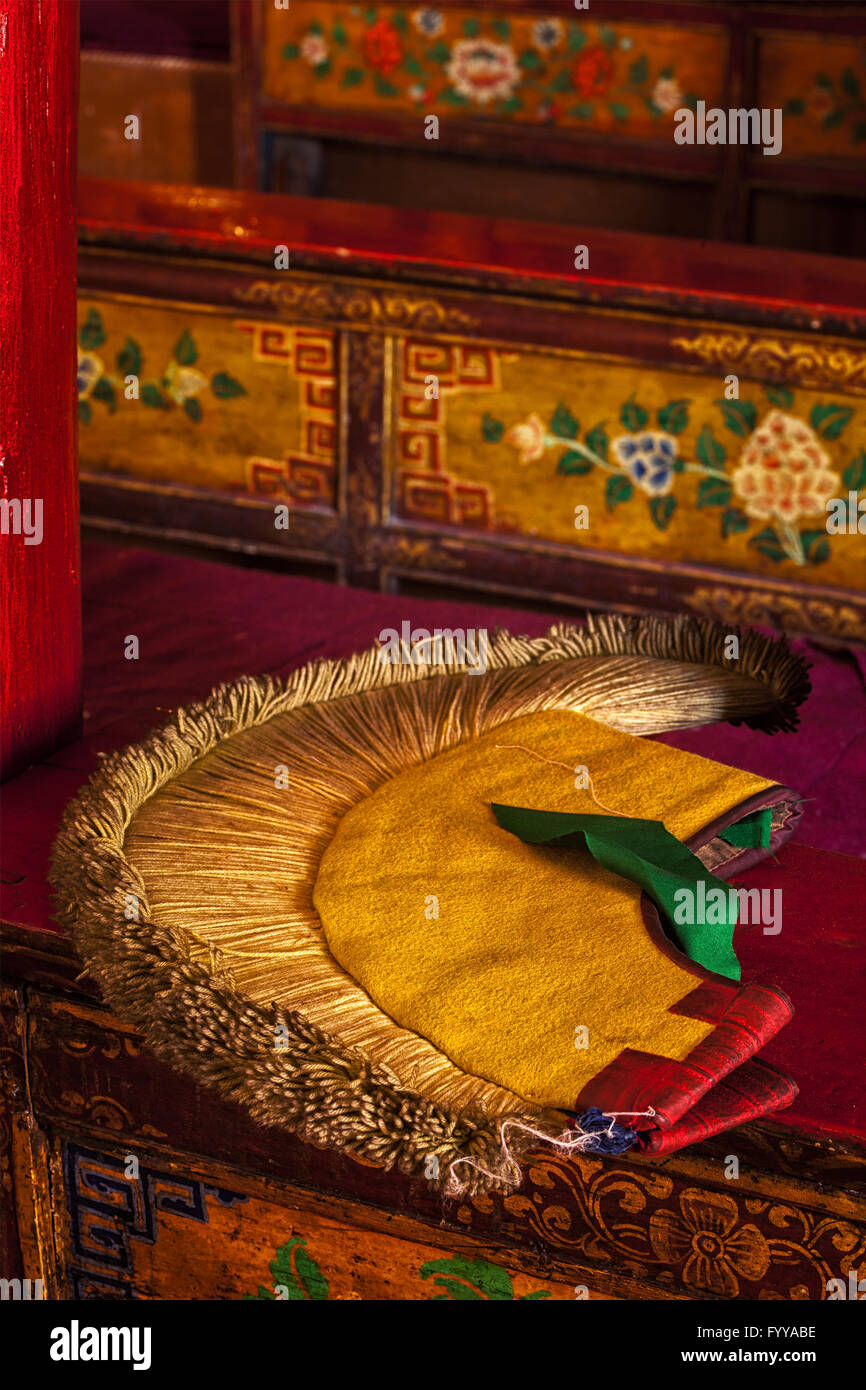 Attribut chapeau jaune du bouddhisme tibétain Banque D'Images