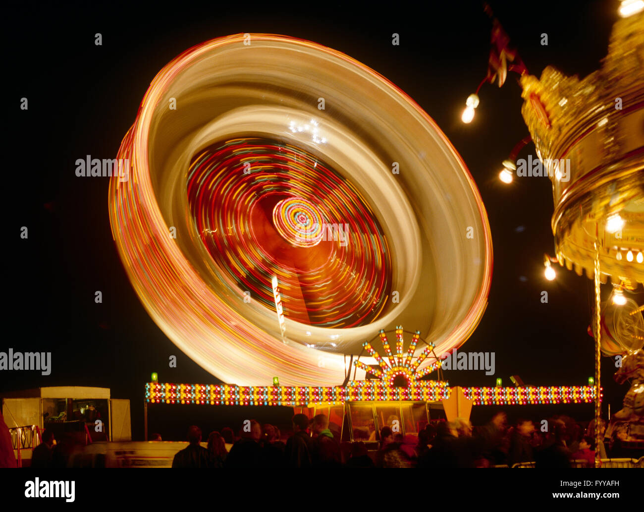 Nuit de temps a un tour à une fête foraine, à l'extérieur. Banque D'Images