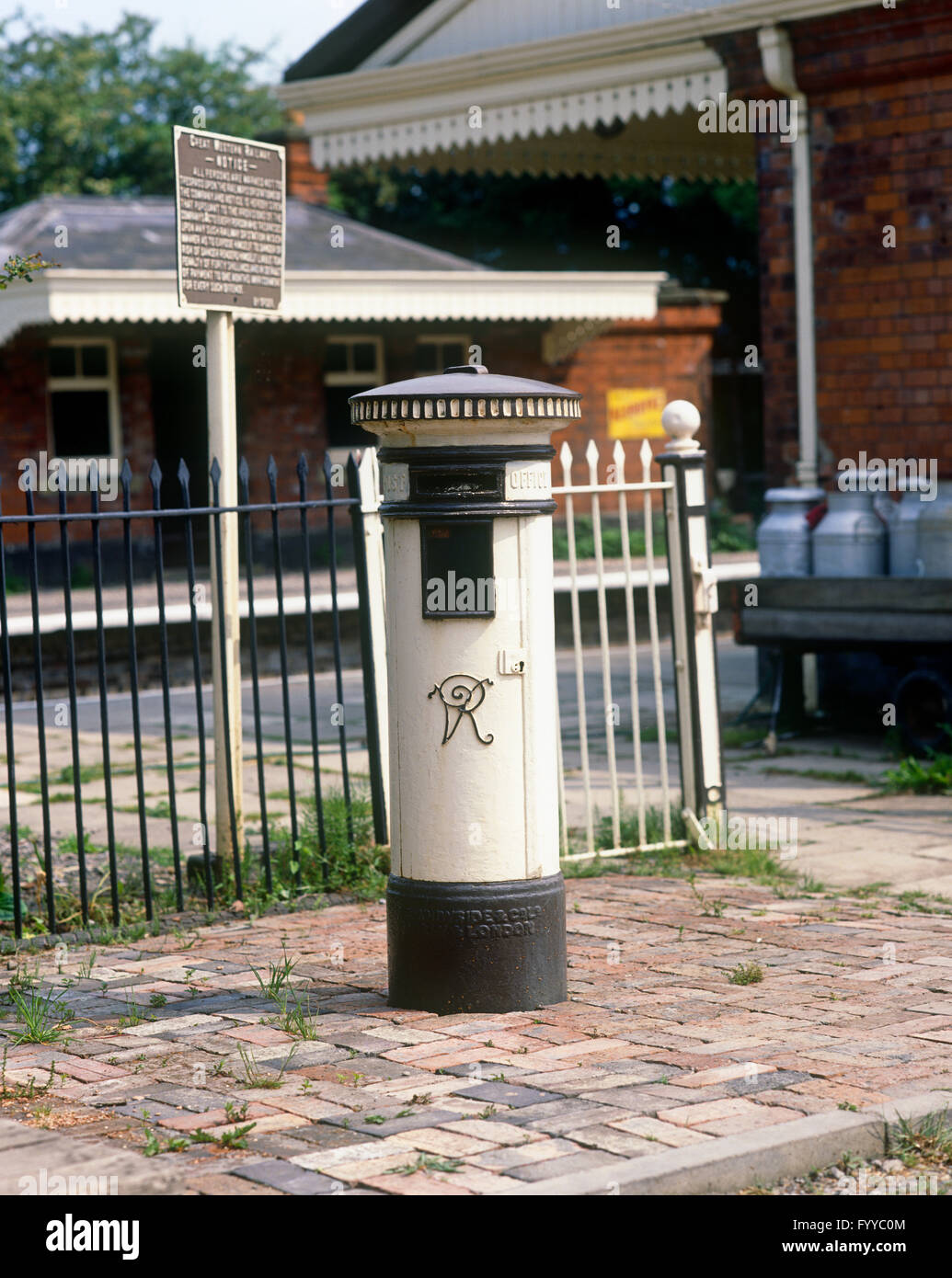 Postbox blanc, à l'extérieur. Banque D'Images