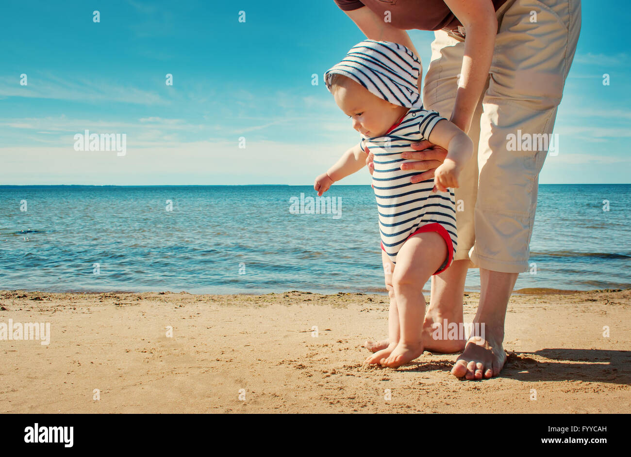 Petit bébé garçon marchant sur la plage en été 24 Banque D'Images