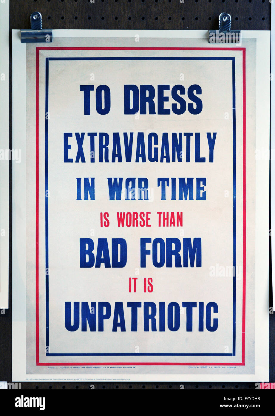 Seconde Guerre mondiale Code vestimentaire affiche annonçant une tenue modeste et d'austérité en temps de guerre Banque D'Images