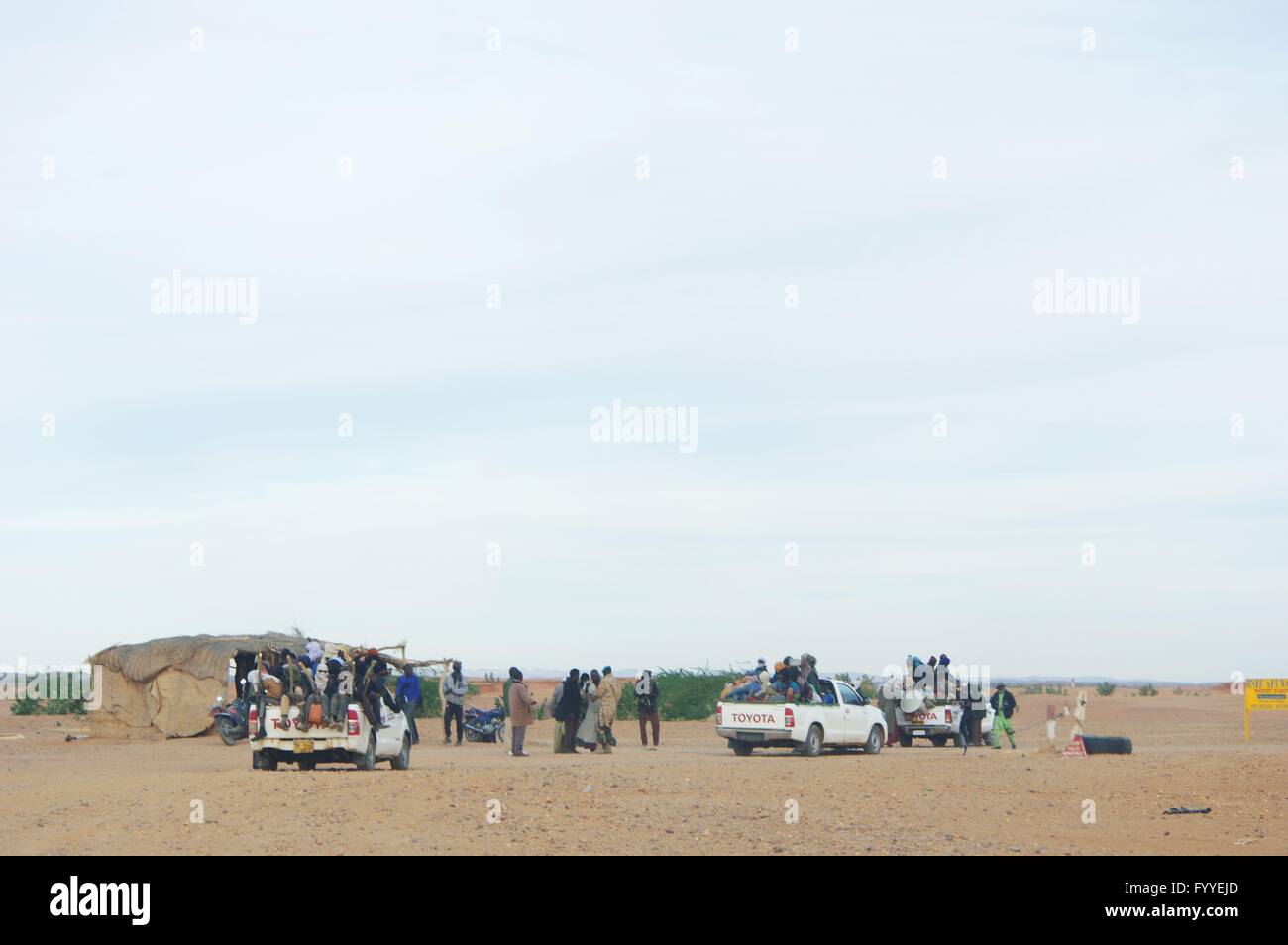 Les migrants des pays d'Afrique subsaharienne avec cible l'Europe après le départ d'Agadez vers Ténéré désert avec l'objectif provisoire du sud libyen au poste de contrôle des forces de sécurité d'Agadez - 04 janvier 2016 Banque D'Images