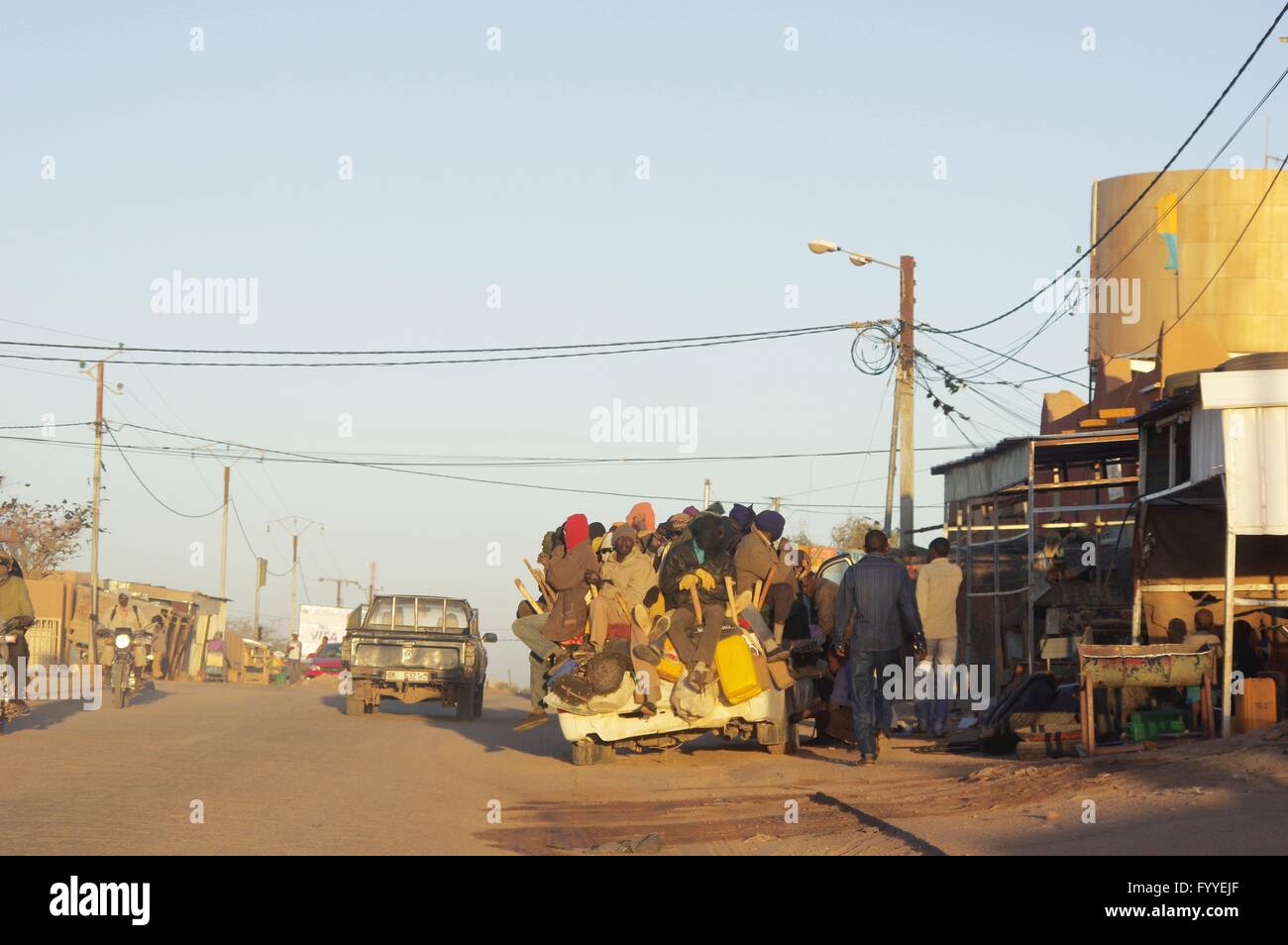 Les migrants des pays d'Afrique subsaharienne avec cible l'Europe peu de temps avant le départ d'Agadez en route à travers le désert du Ténéré au sud de la Libye - 21 Décembre 2015 Banque D'Images