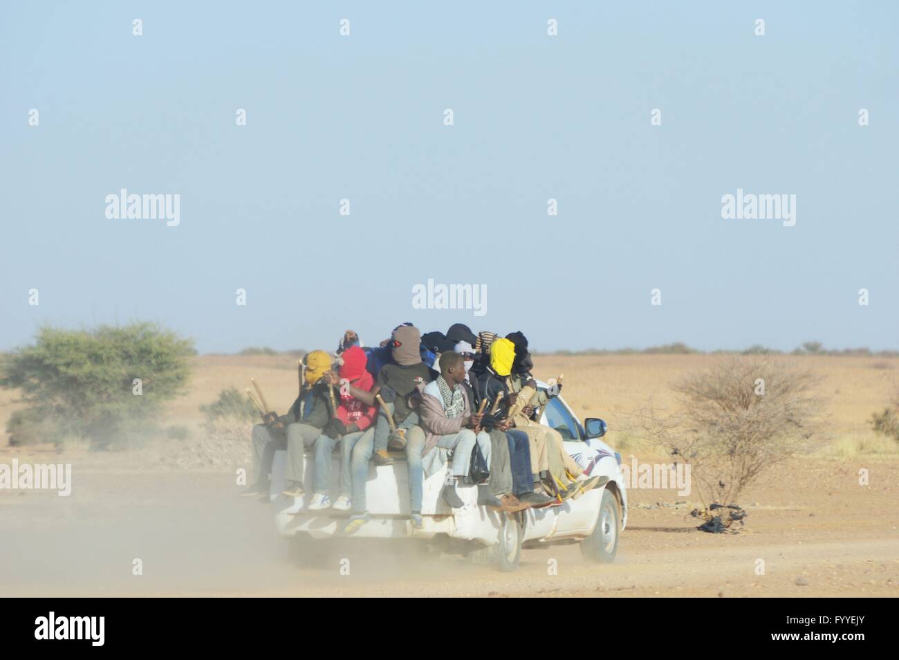Les migrants des pays d'Afrique subsaharienne avec cible l'Europe après le départ d'Agadez vers Ténéré désert avec l'objectif provisoire du sud libyen - 11 janvier 2016 Banque D'Images