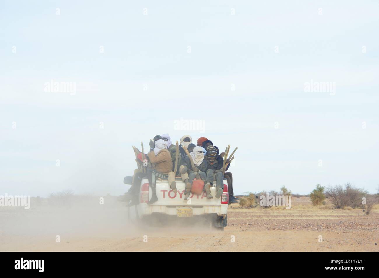Les migrants des pays d'Afrique subsaharienne avec cible l'Europe après le départ d'Agadez vers Ténéré désert avec l'objectif provisoire du sud libyen - 04 janvier 2016 Banque D'Images