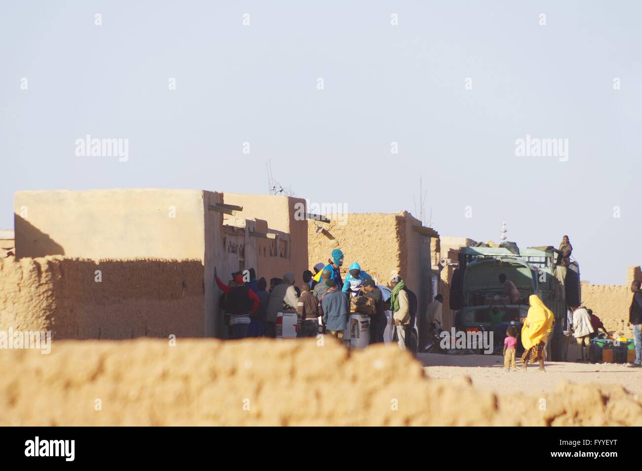Les migrants des pays d'Afrique subsaharienne avec cible l'Europe peu de temps avant le départ d'Agadez vers Ténéré désert avec l'objectif intérimaire d'escalade du sud libyen dans leurs quatre par quatre - 28 Décembre 2015 Banque D'Images