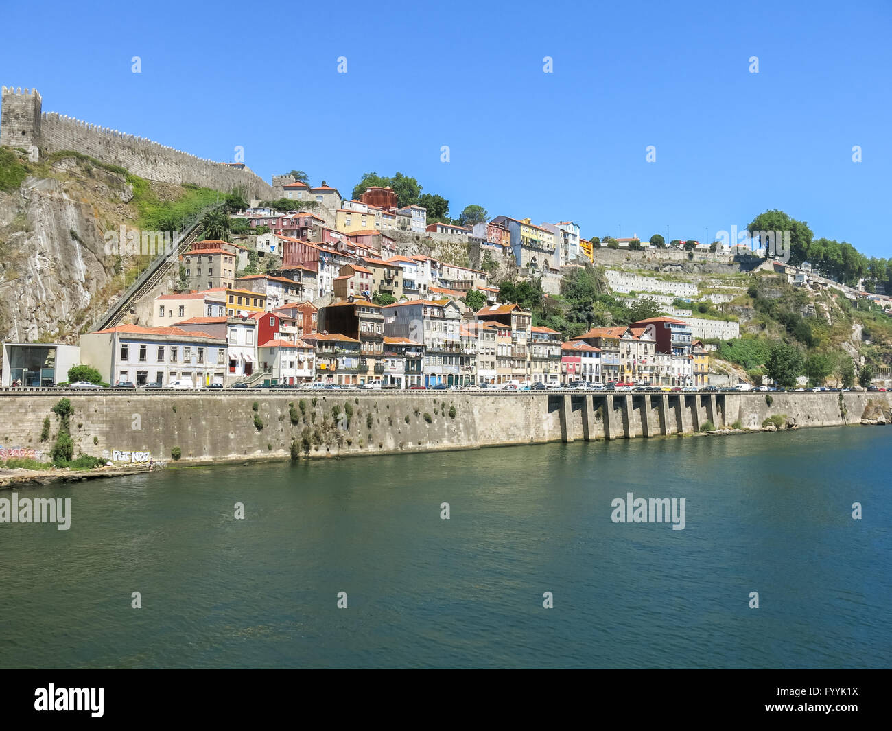 Le fleuve Douro, quartier Guinais et les remparts de la ville appelée Muralha Fernandina, Porto, Portugal Banque D'Images