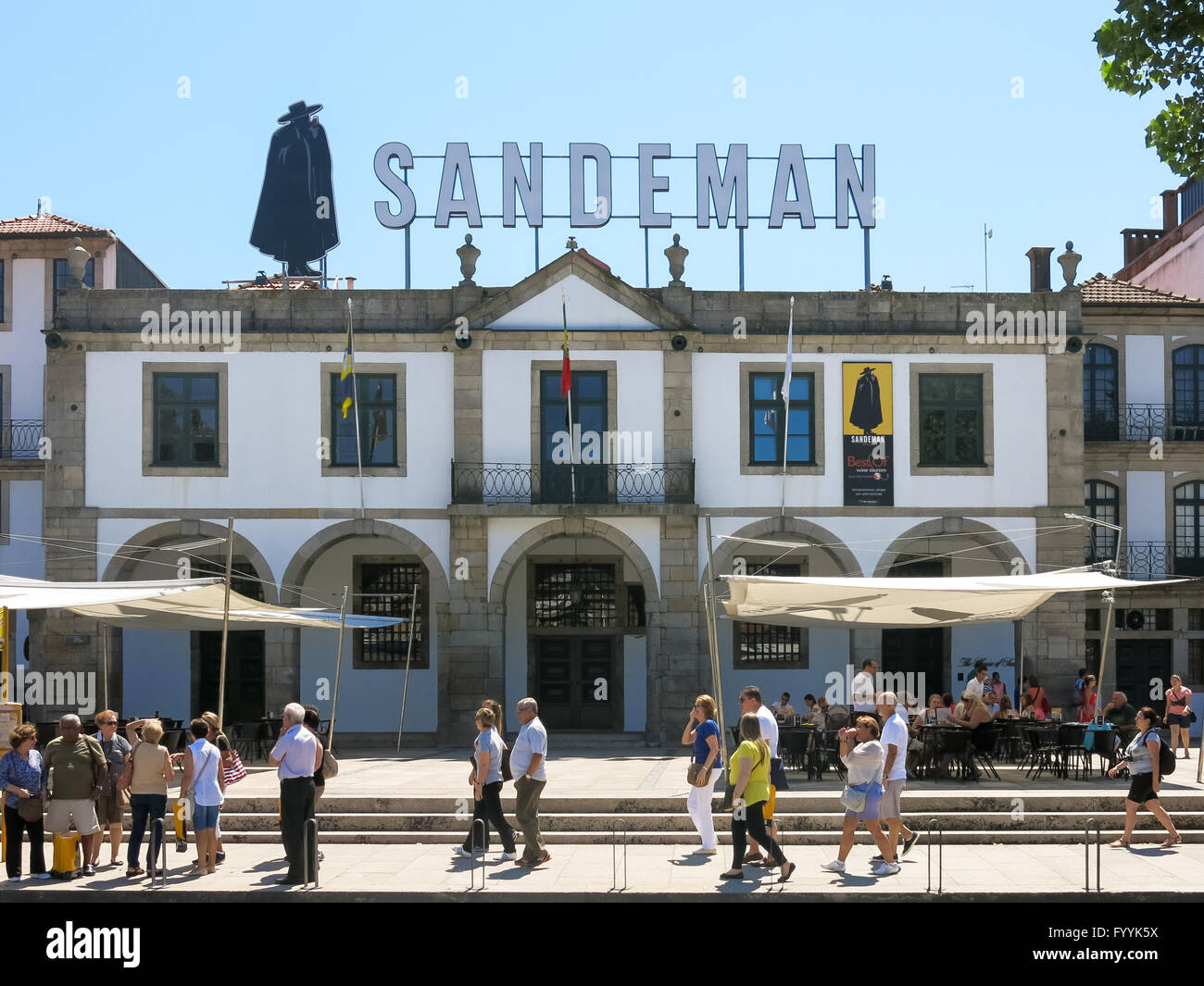 Les gens et Port Wine house et restaurant Sandeman, Cais de Gaia, Porto, Portugal Banque D'Images