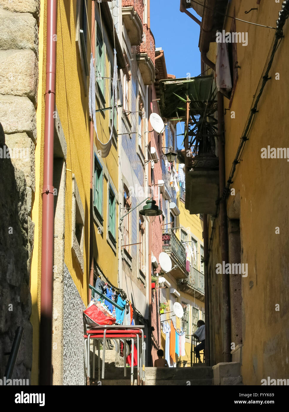 Petite rue ou ruelle historique avec des maisons dans le quartier de Ribeira à Porto, Portugal Banque D'Images