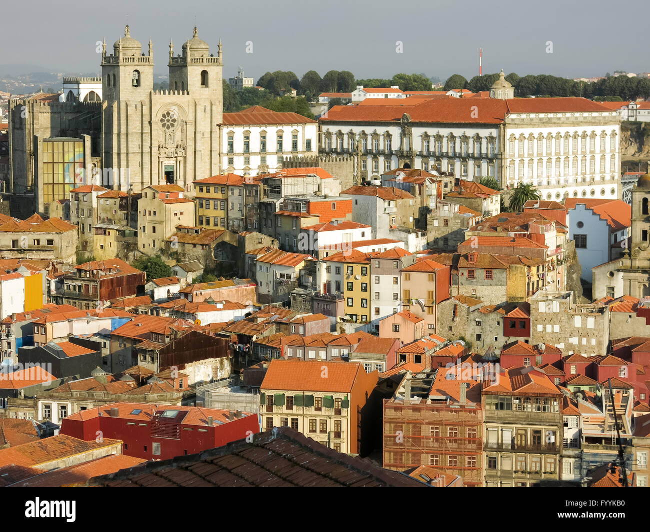 Vue panoramique du quartier historique de Ribeira avec Se Cathédrale et palais épiscopal à Porto, Portugal Banque D'Images