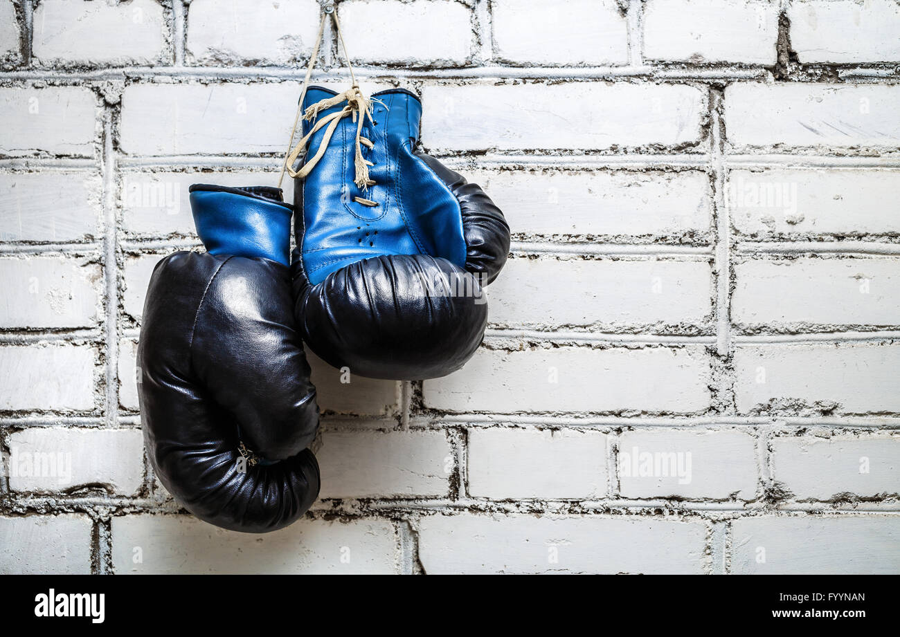 Des gants de boxe sur mur de brique Banque D'Images