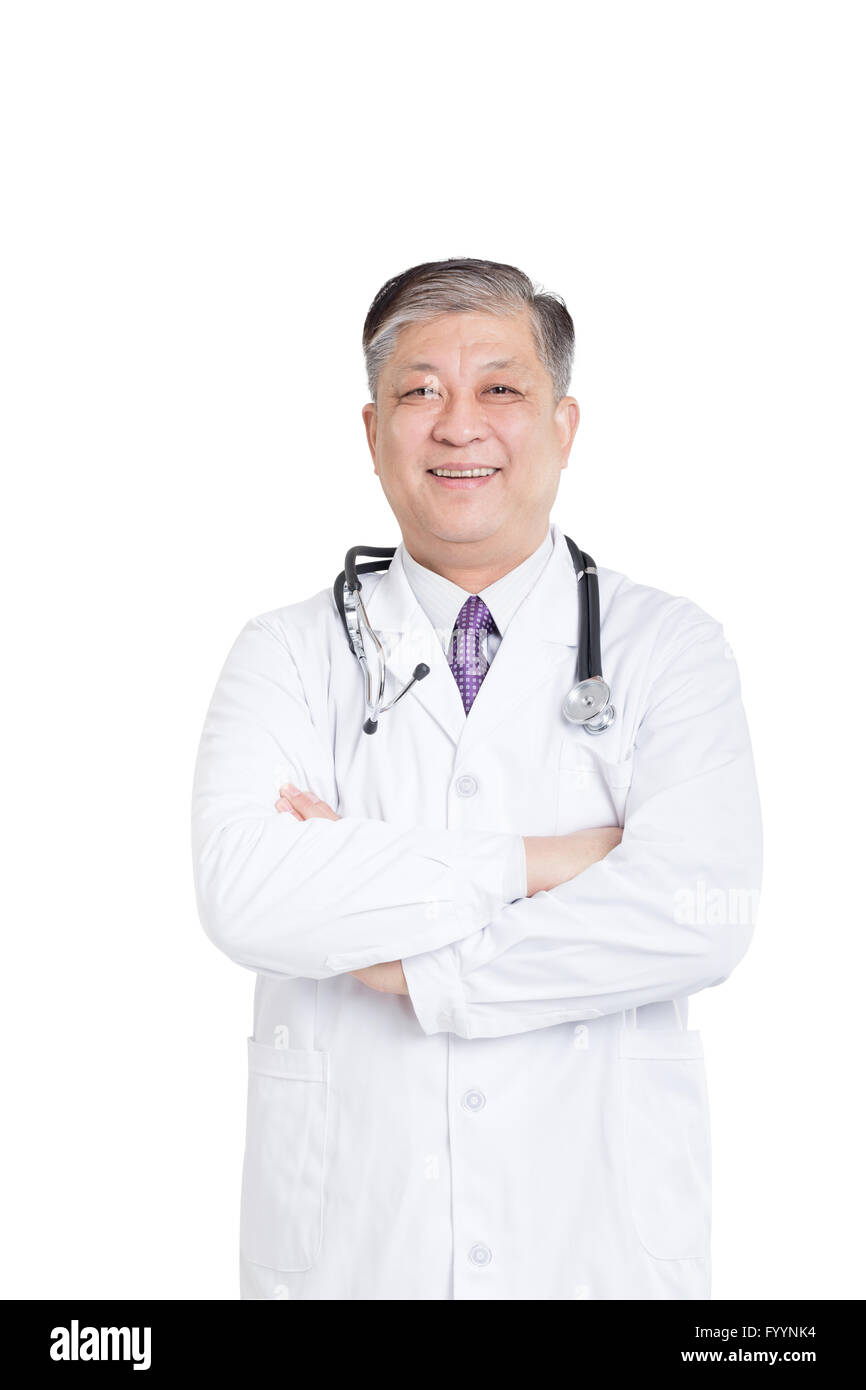 Ancien médecin homme asiatique dans le blanc représente smiling Banque D'Images