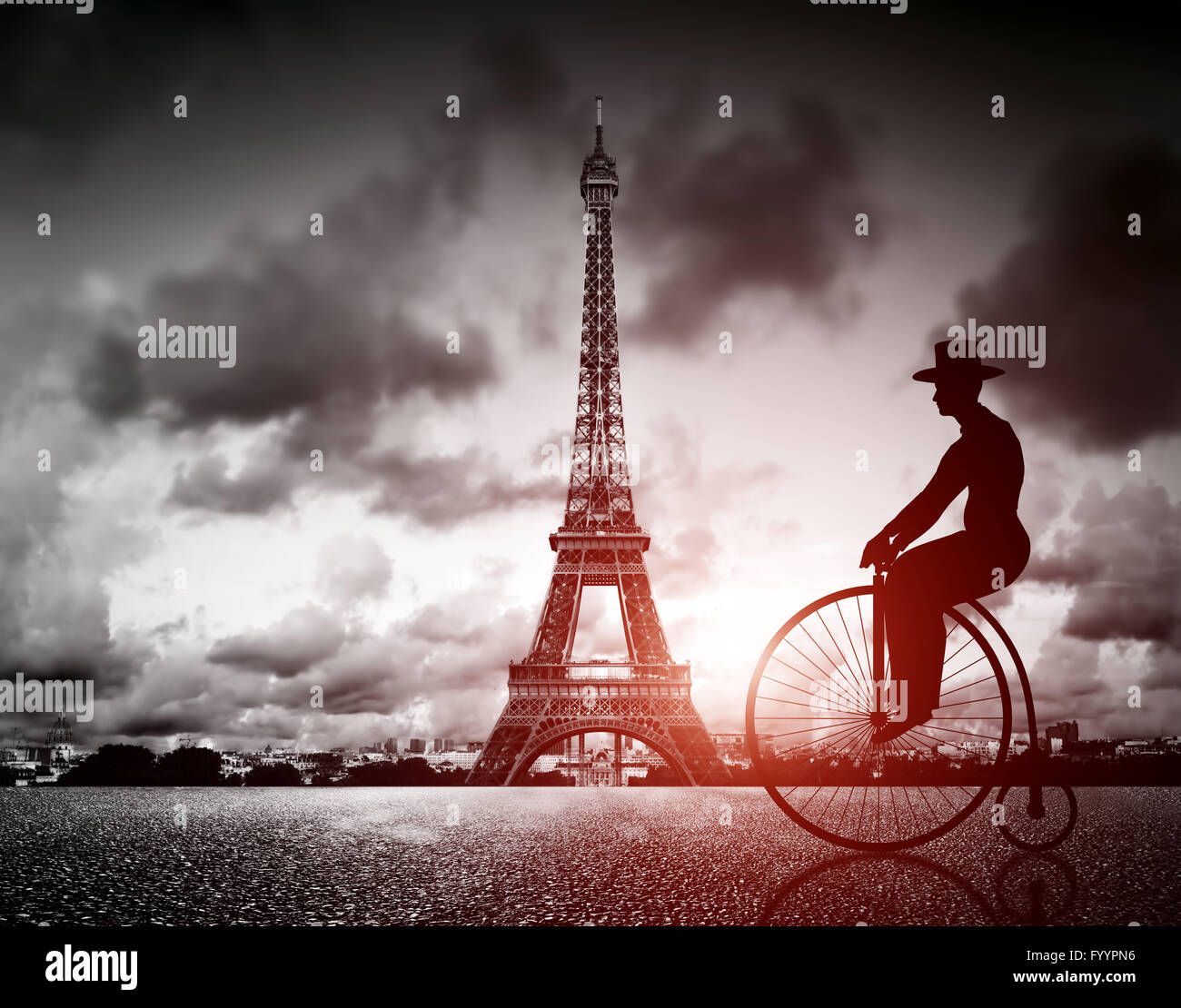 Man on retro location à côté de la tour Effel Banque D'Images