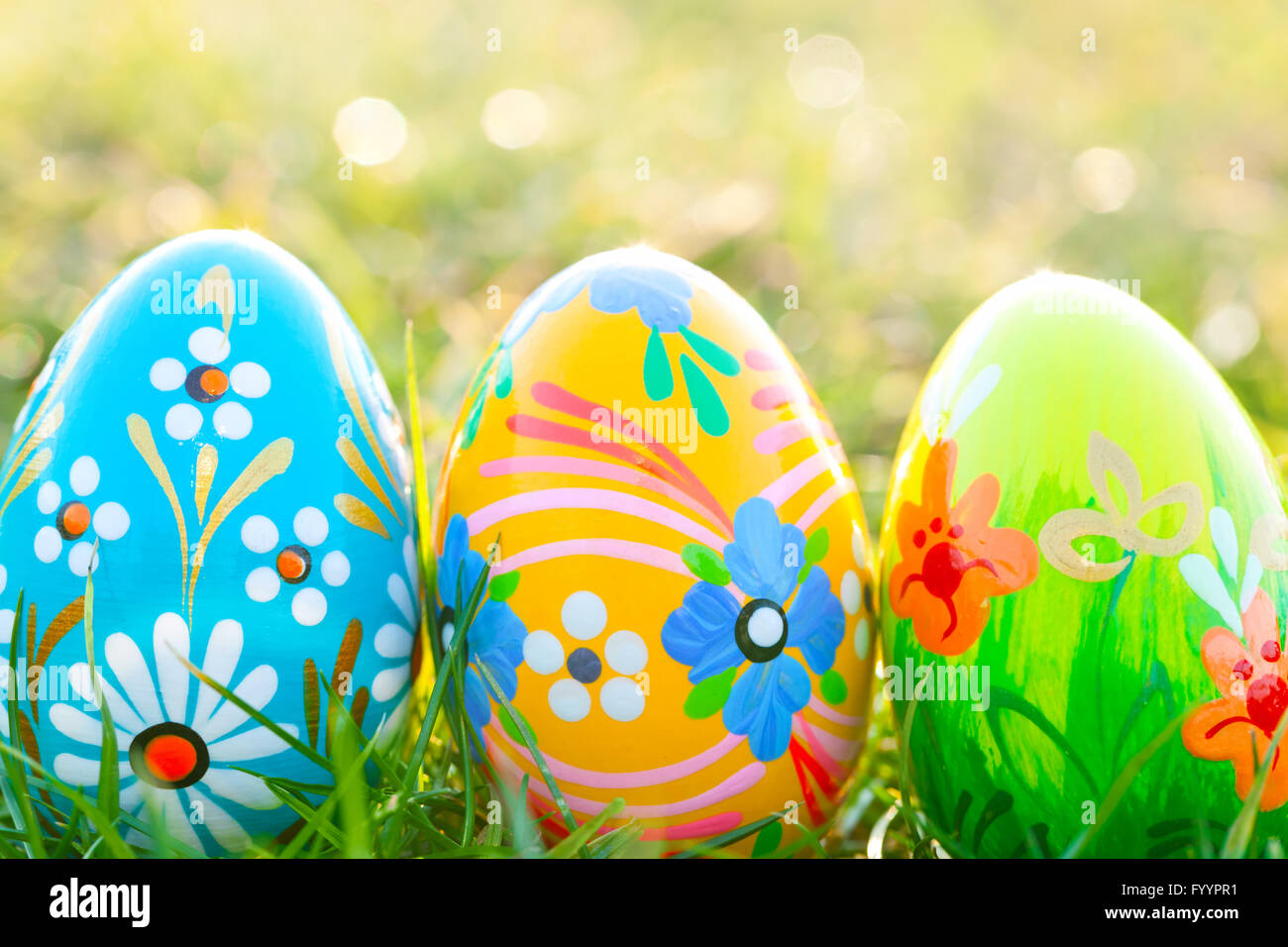 Les oeufs de Pâques la main sur l'herbe. Floral Banque D'Images