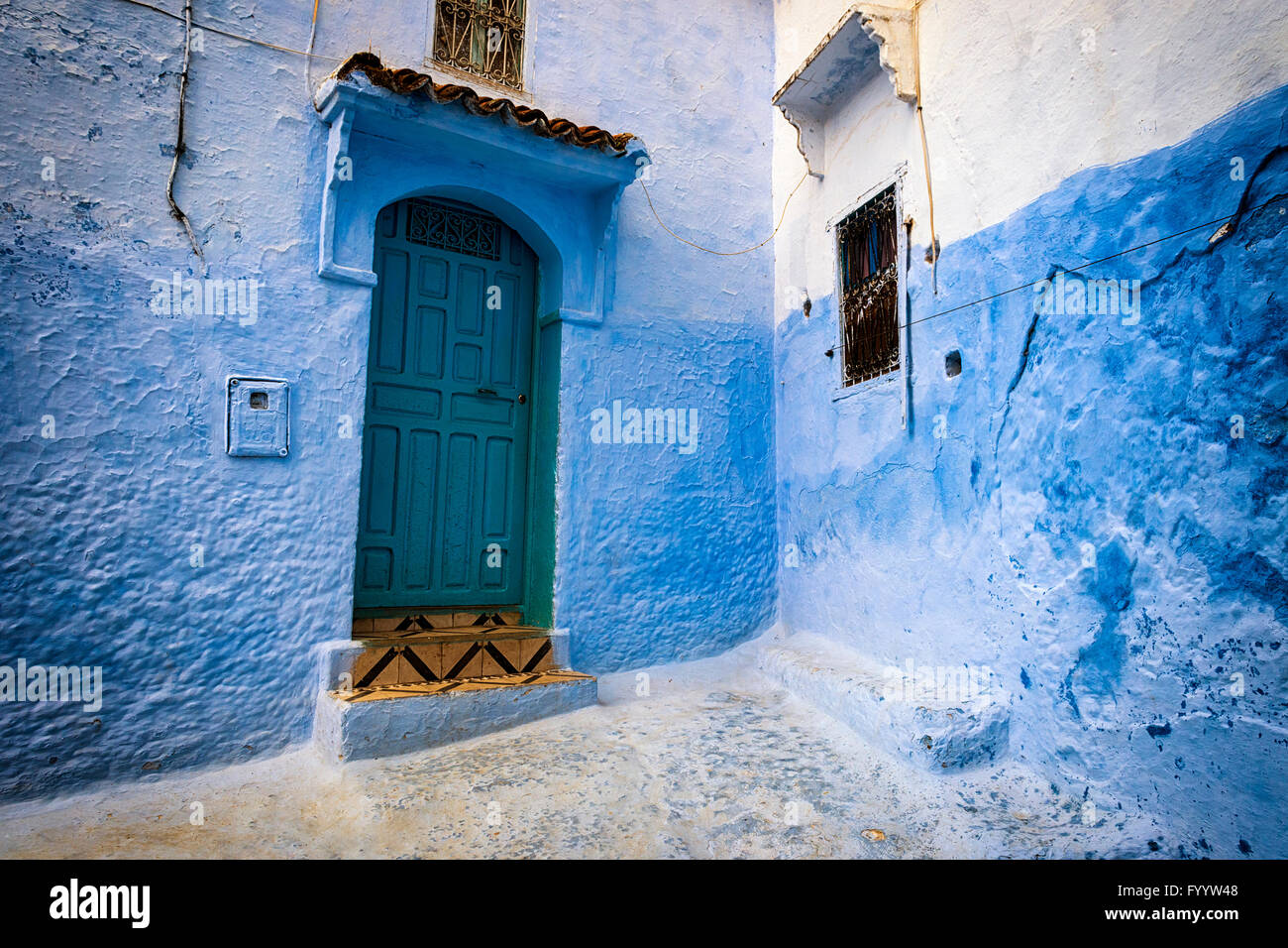 Détail d'une porte et fenêtre dans la ville de Chefchaouen, au Maroc Banque D'Images