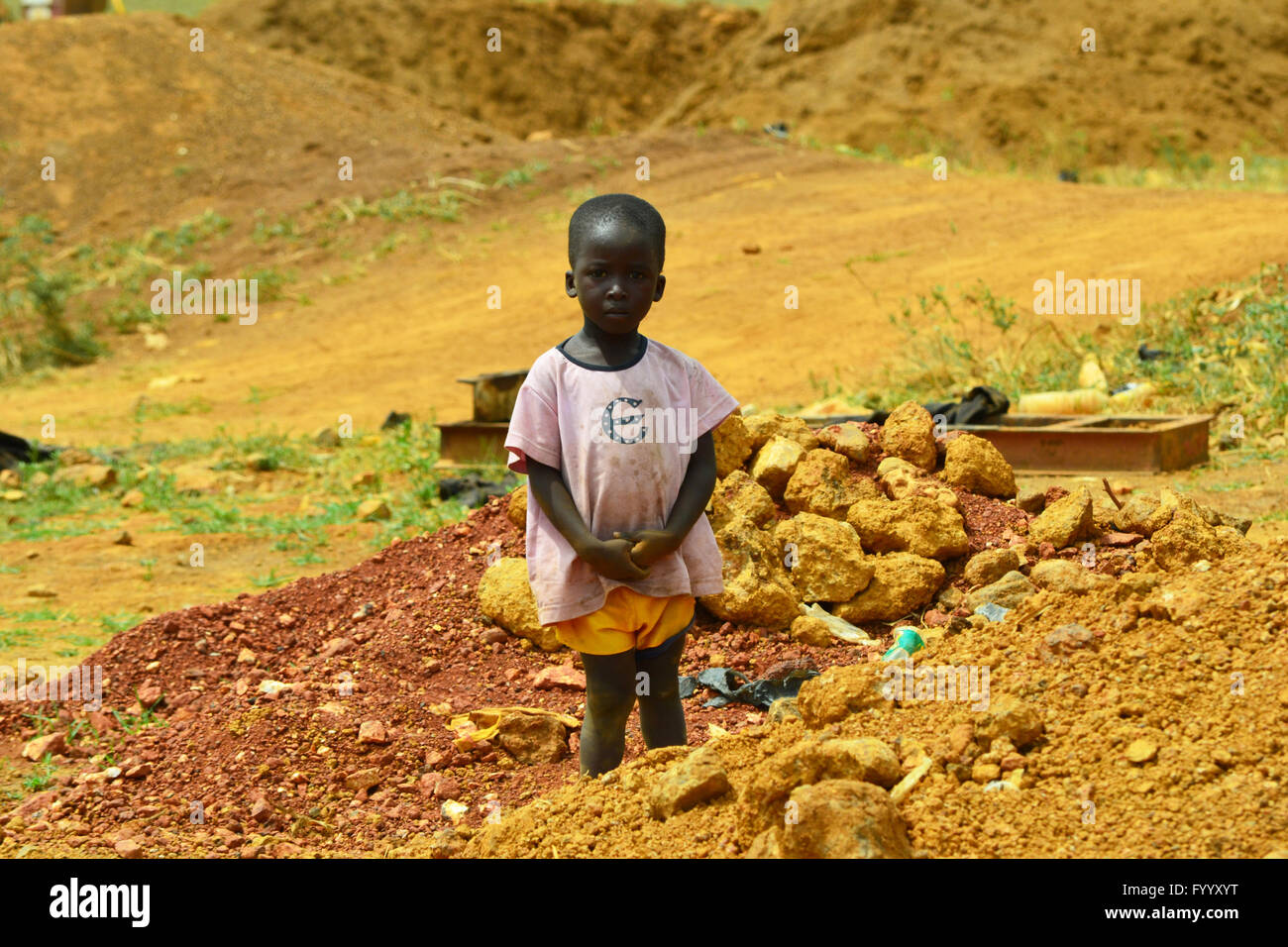 Portrait d'une enfant qui joue dans une mine d'or en Marahoué, Côte d'Ivoire Banque D'Images