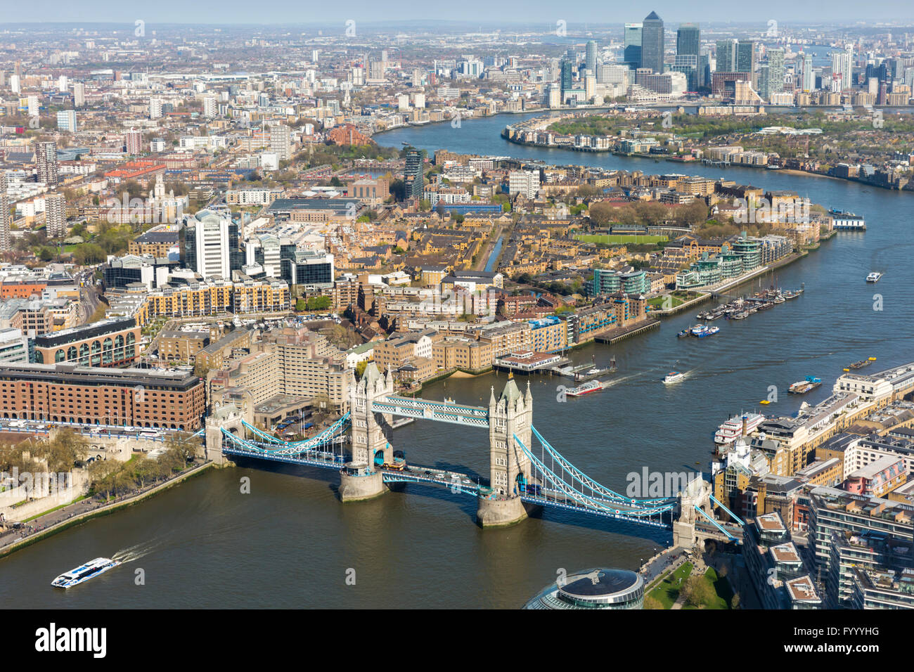 Vue aérienne de la ville de Londres - Tower Bridge et la Tamise vers Canary Wharf, et le sud-est de Londres Banque D'Images
