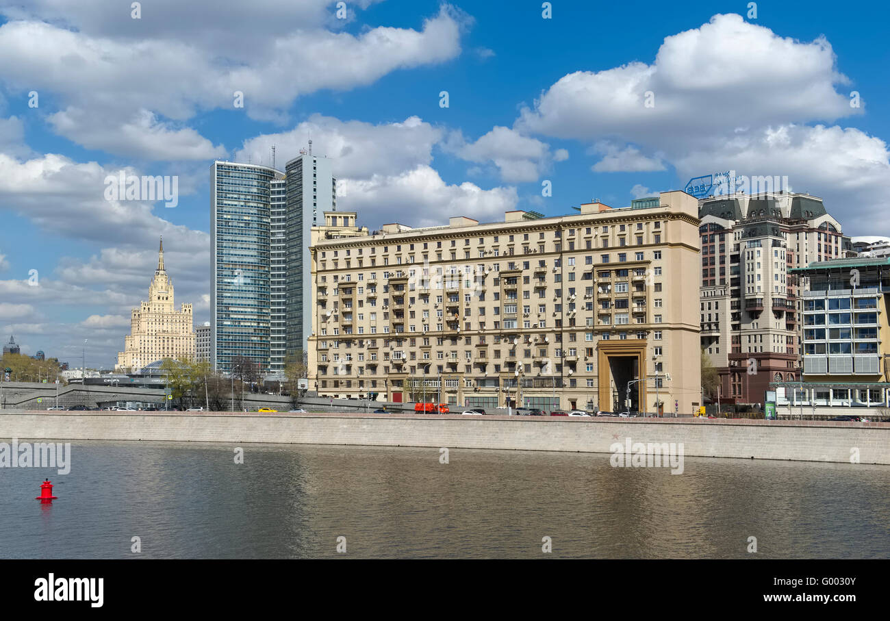 Avis des douze étages de l'architecture stalinienne et l'immeuble du ministère des médias et publicité Moscou Banque D'Images