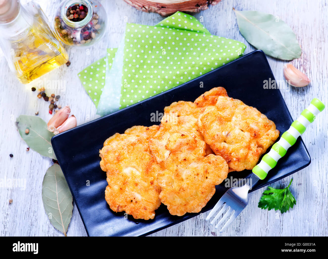 Escalopes de poulet frit sur plaque et sur une table Banque D'Images