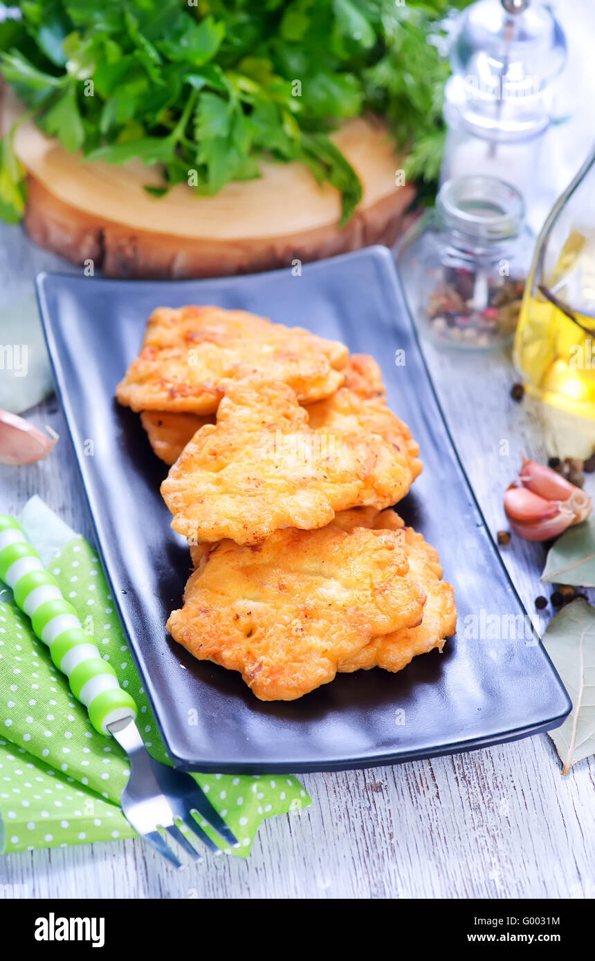 Escalopes de poulet frit sur plaque et sur une table Banque D'Images