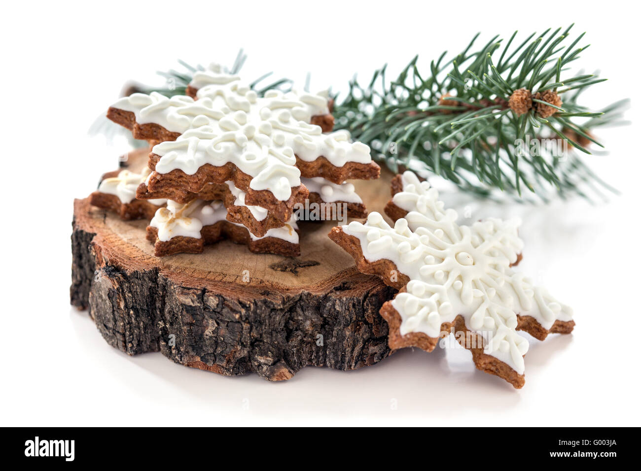 Gingerbread cookie dans la forme des flocons de neige. Banque D'Images