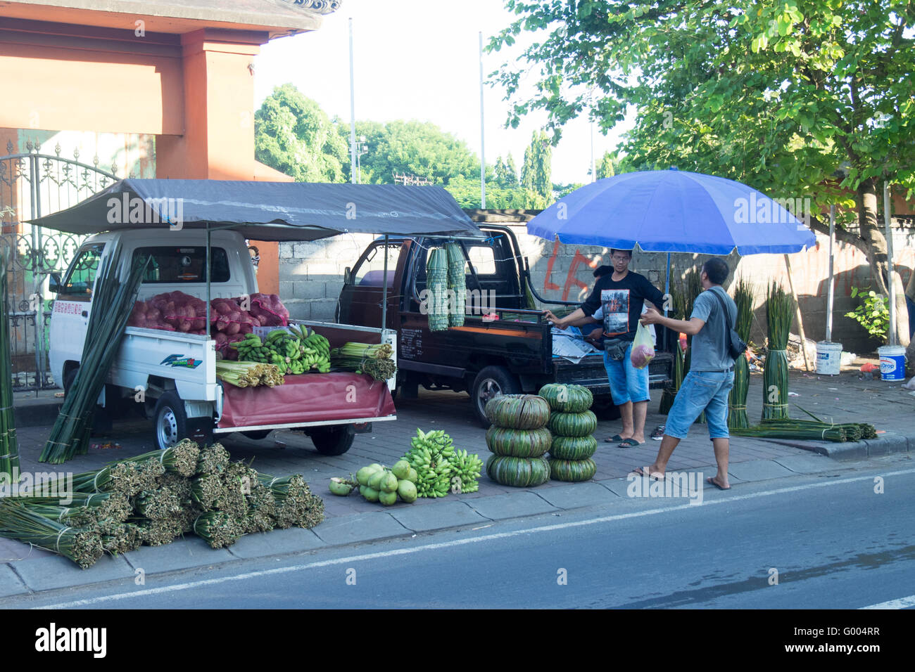 Le fournisseur et le client à un marché de rue. Banque D'Images