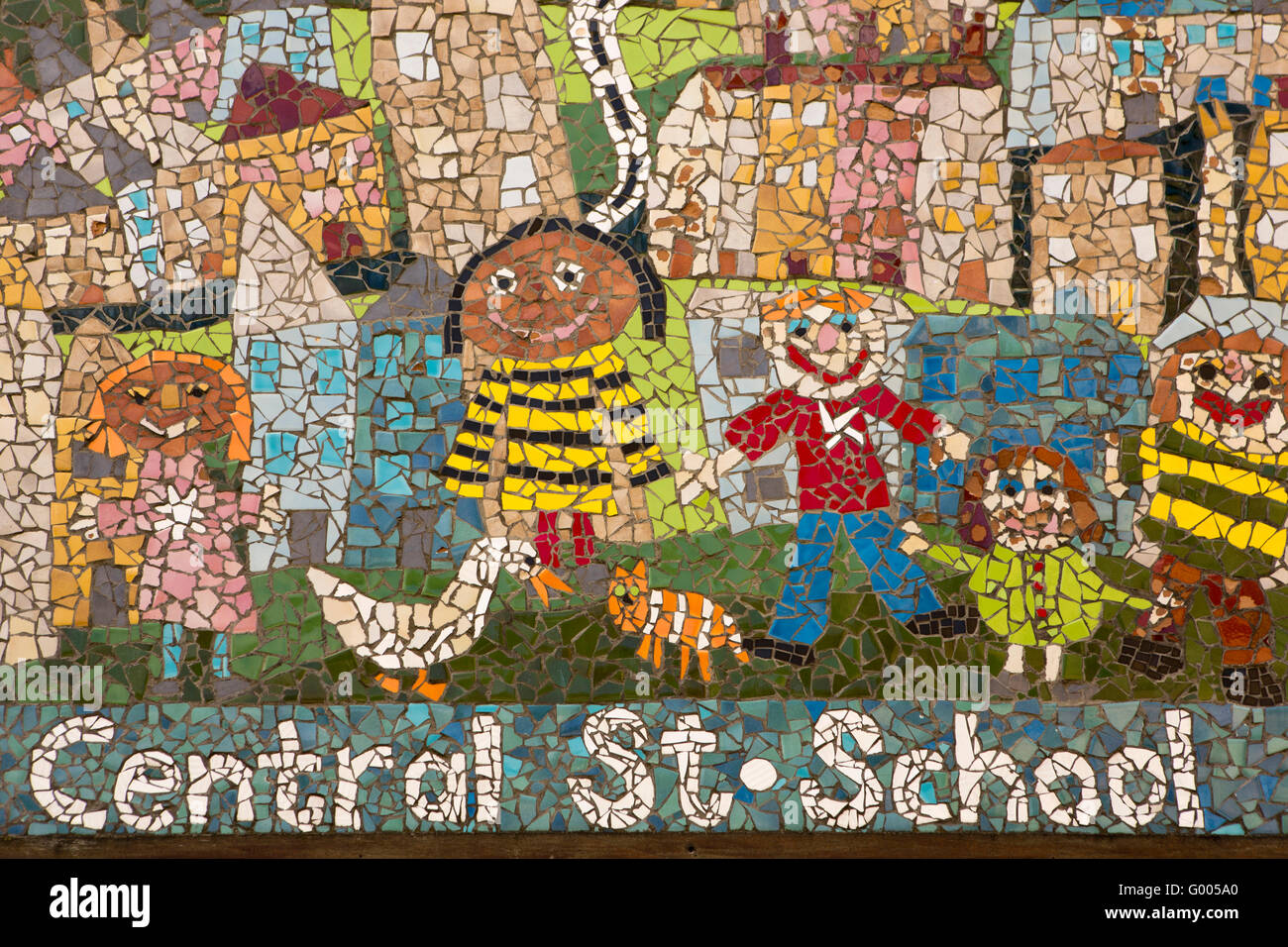 Royaume-uni, Angleterre, dans le Yorkshire, Calderdale Hebden Bridge, l'École de la rue centrale, signe d'enfants de la mosaïque, les canards et les cat Banque D'Images