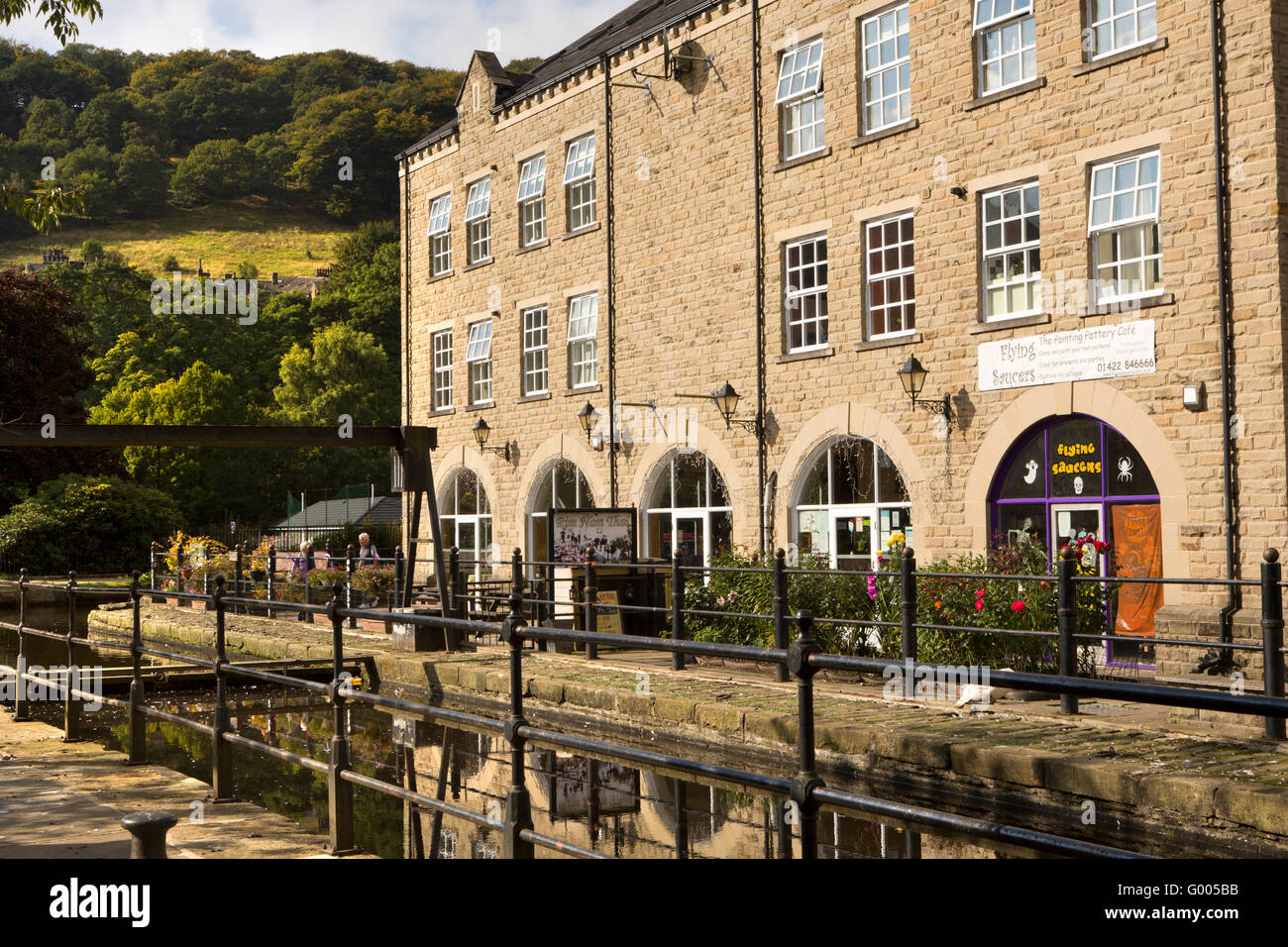 Royaume-uni, Angleterre, dans le Yorkshire, Calderdale Hebden Bridge, New Road, Butler's Wharf, les entreprises de l'ancien bâtiment au bord du canal Banque D'Images