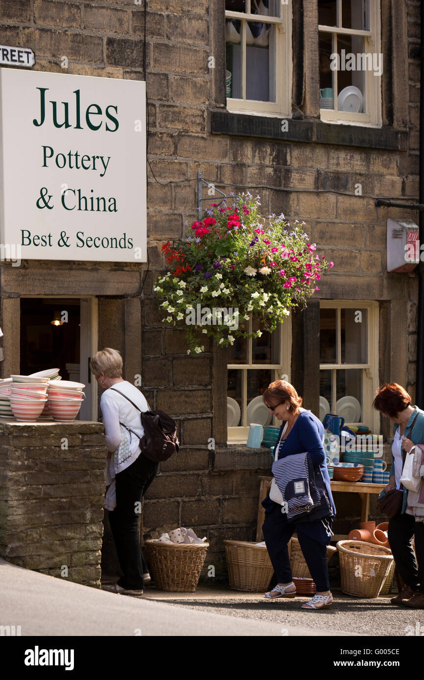 Royaume-uni, Angleterre, dans le Yorkshire, Calderdale Hebden Bridge, rue Garden, shoppers à Jules et magasin de porcelaine poterie Banque D'Images