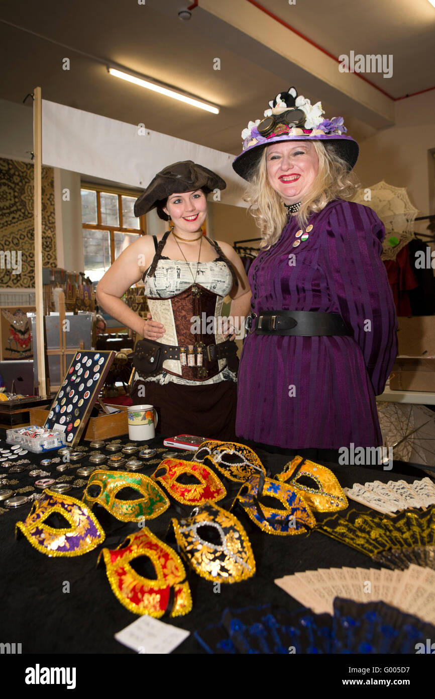 Royaume-uni, Angleterre, dans le Yorkshire, Calderdale Hebden Bridge, juste Steampunk, Lauren Waterworth et Biff Raven-Hill Banque D'Images