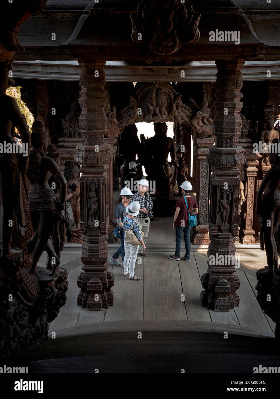 Le port du casque de groupe touristique au Sanctuaire de vérité Pattaya Thaïlande S. E. Asie Banque D'Images