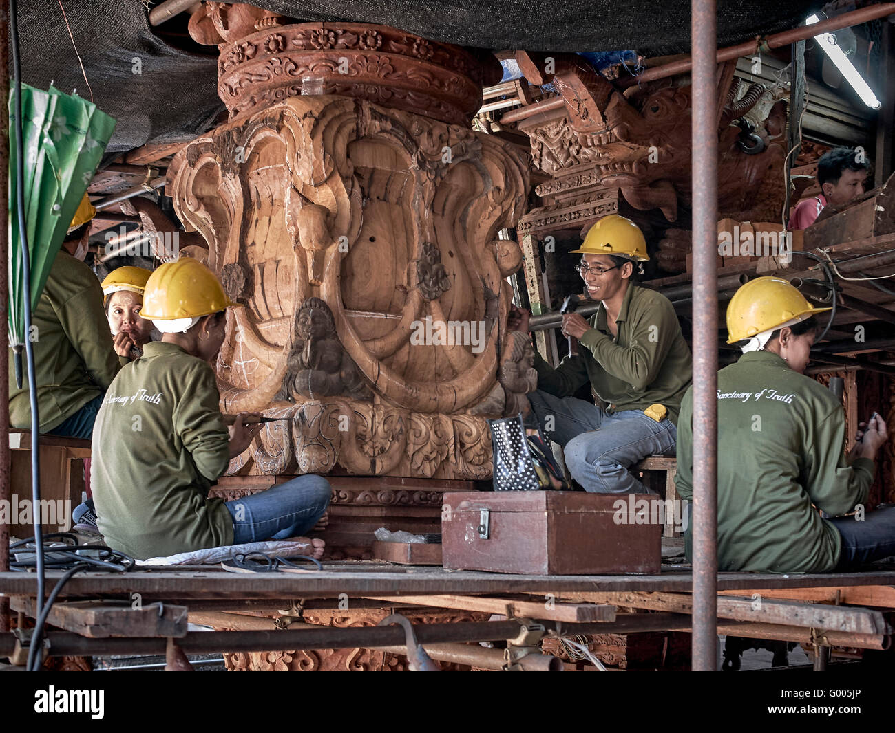 Casque femme. Des bâtisseurs féminins travaillant au temple du Sanctuaire de vérité Pattaya Thaïlande S. E. Asie Banque D'Images