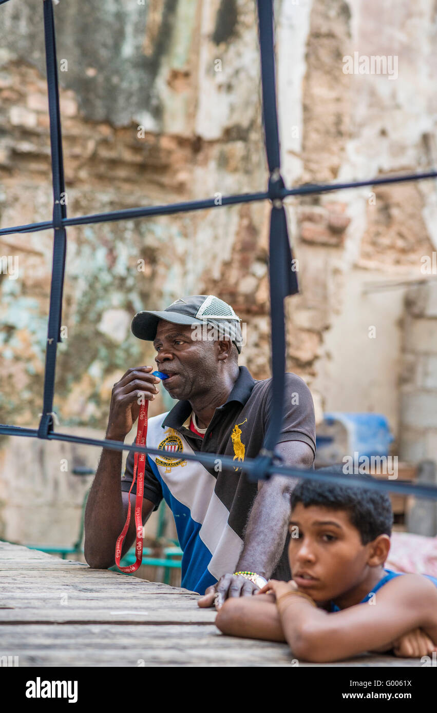 Un coach souffle un sifflet alors que la formation de jeunes boxeurs cubains à Cuba Projet Boxeo, La Vieille Havane, La Havane, Cuba Banque D'Images