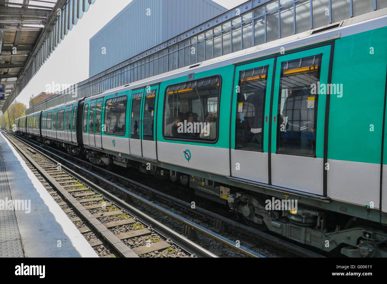 Train-Eiffel Tower-Paris métro-France Billet Banque D'Images