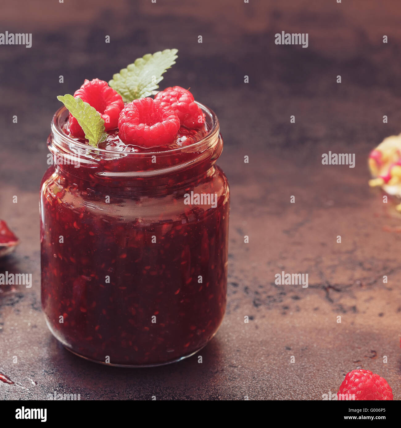 Confiture de framboises, Close up. Un pot de confiture de framboises et de framboises fraîches sur le dessus Banque D'Images
