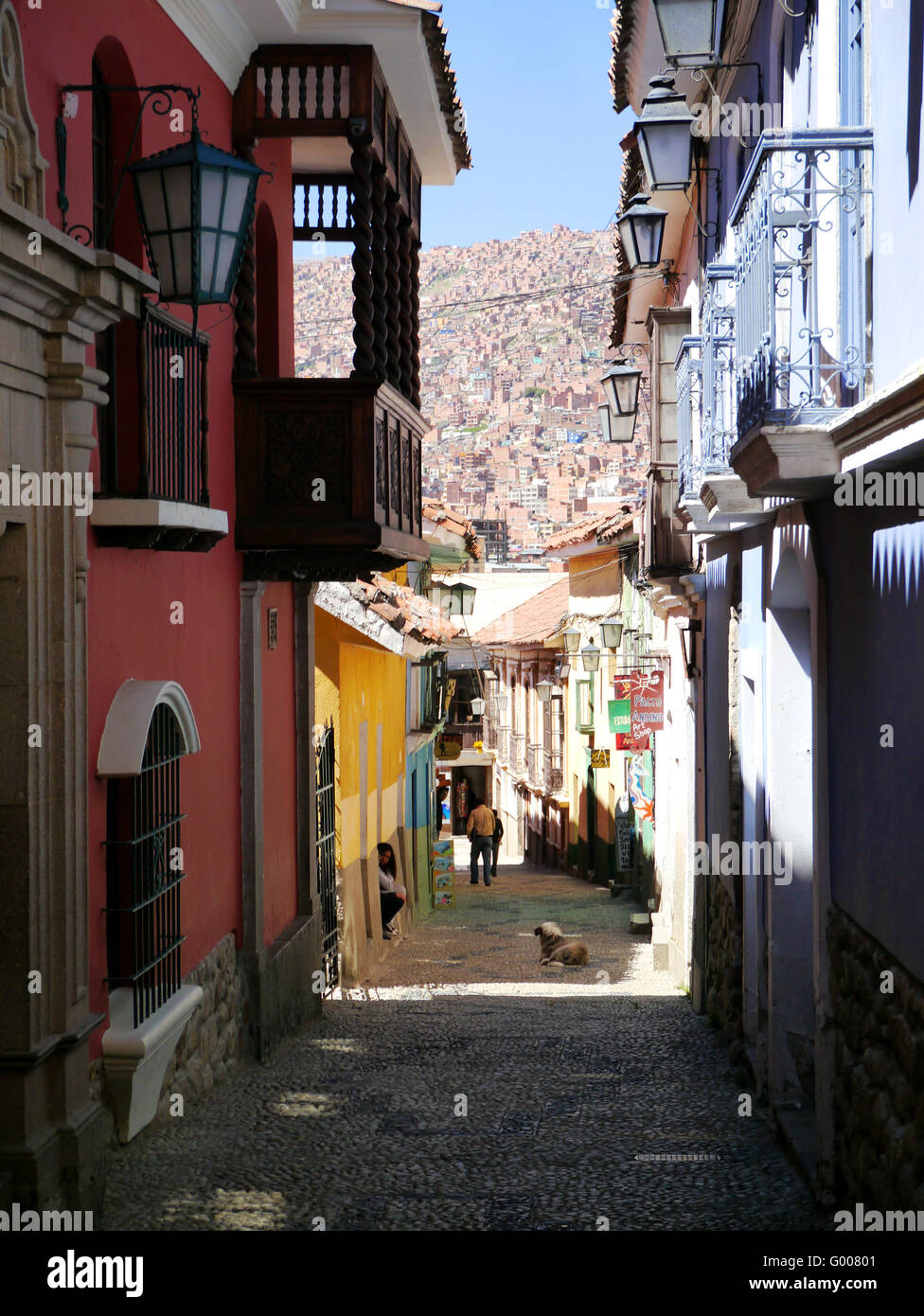 Scène de rue à la colonial traditionnel jusqu'à des bâtiments au-dessus de la ville de La Paz Bolivie Banque D'Images