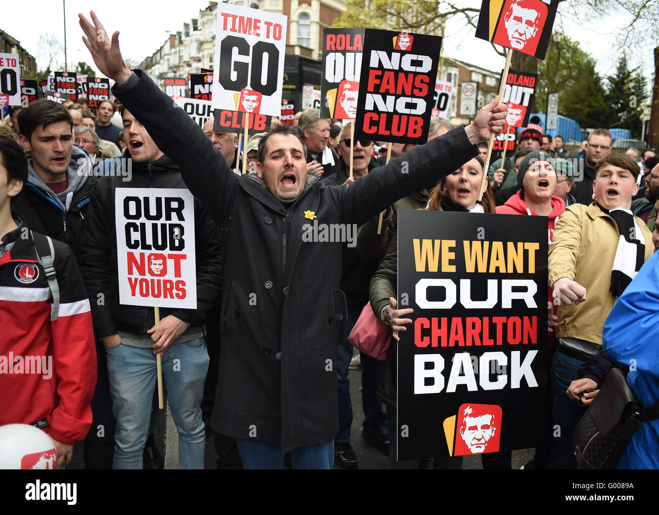 Charlton et Brighton fans protester contre Charlton's propriétaires avant le match de championnat entre Sky Bet Charlton Athletic et Brighton et Hove Albion au sol de la vallée à Londres 23 Avril 2016 Banque D'Images