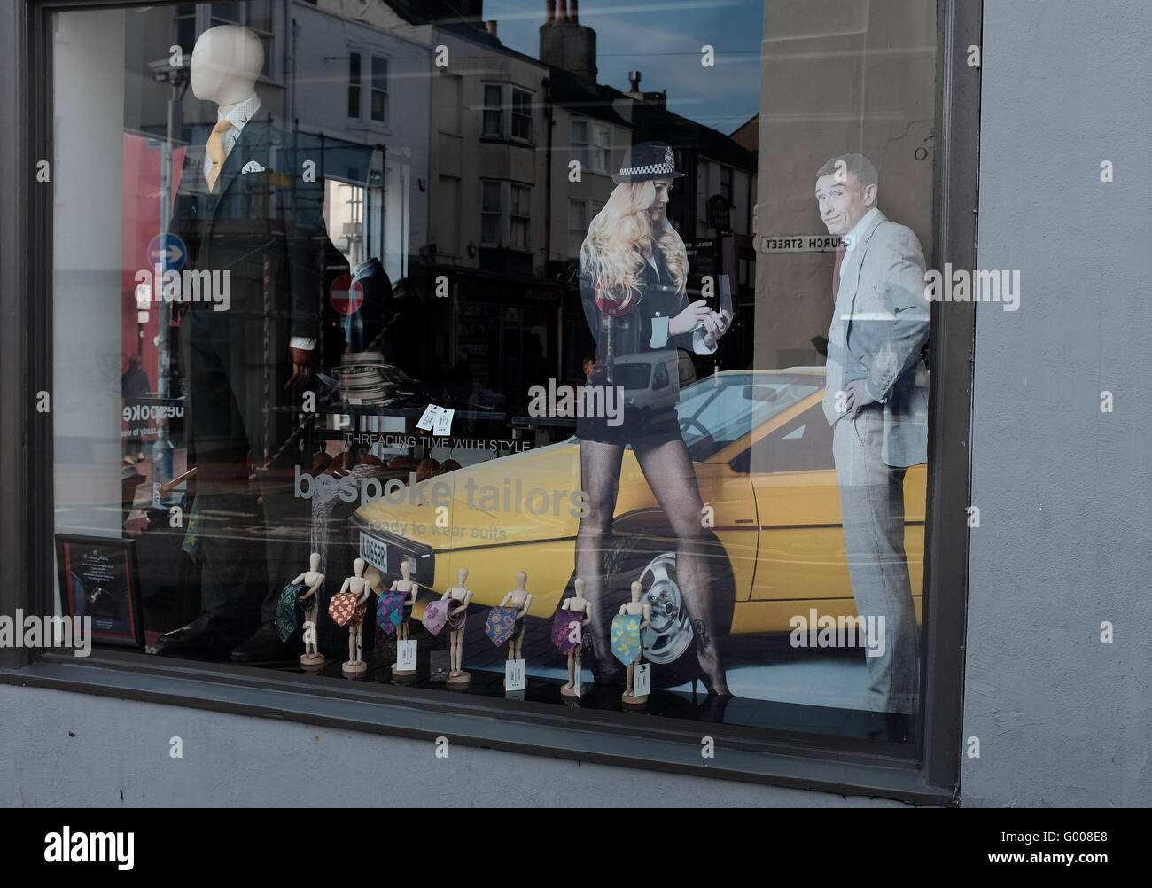 Brighton UK 5 mars 2016 - Gresham Blake tailleurs avec Life size cut out de Steve Coogan dans la fenêtre UK Banque D'Images