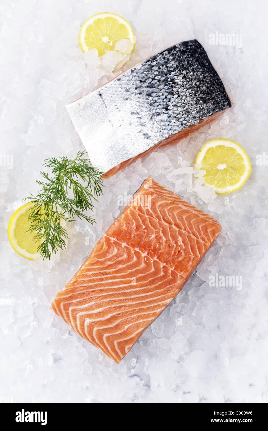 Filet de saumon sur la glace Banque D'Images