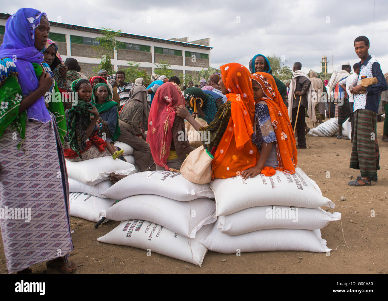 L'Éthiopie, le Wollo, Zone Semien Woldia, attendre au peuple éthiopien un centre de distribution alimentaire Banque D'Images