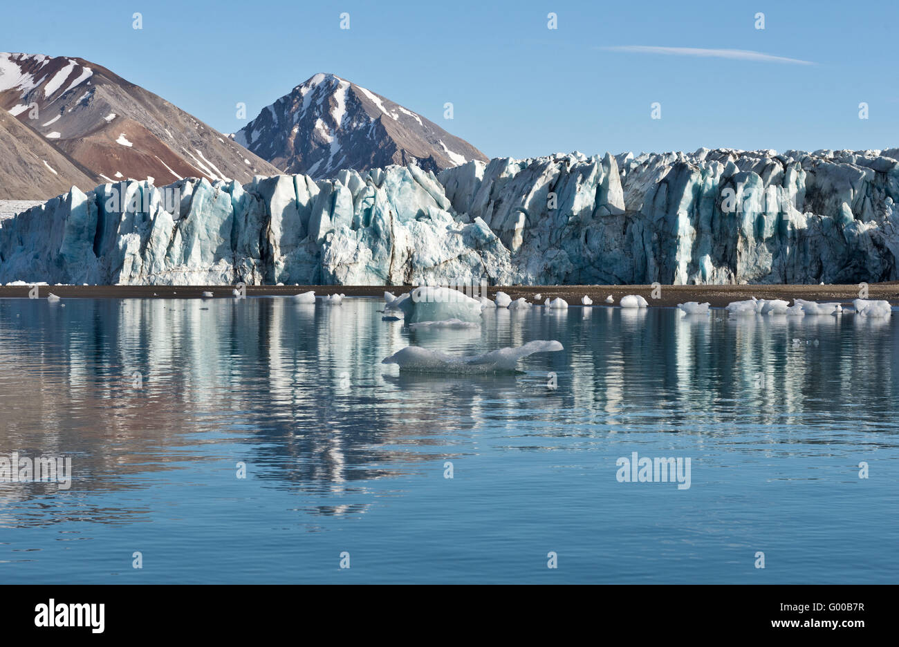 Le glacier à Recherchebreen au Spitzberg, Svalbard, d'icebergs en face et  les montagnes et le ciel bleu en arrière-plan Photo Stock - Alamy